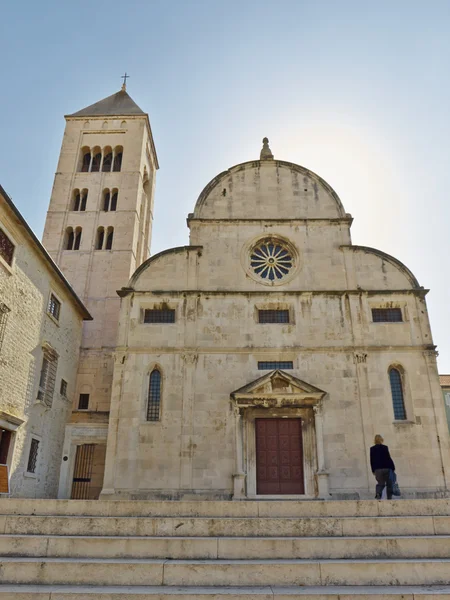 Woman in front of church — Stock Photo, Image