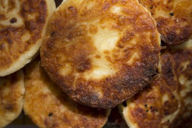 Kızarmış peynirli gözleme.