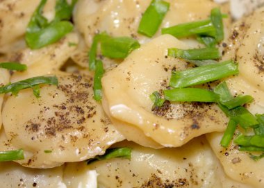 ekşi krema ile mantı.