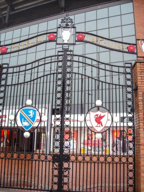 anfield Stadı desenli ağ geçidi
