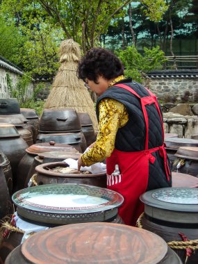 Kore işlenen kadın kimchi kavanoz