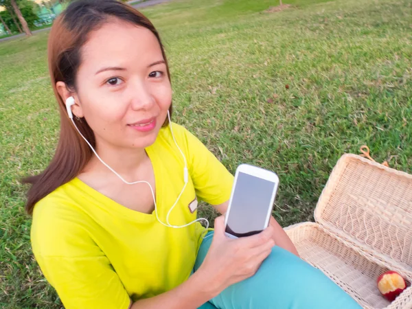 Kadın akıllı telefon dinleme şarkı olduğunu