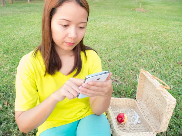 Woman play smartphone — Stock Photo, Image