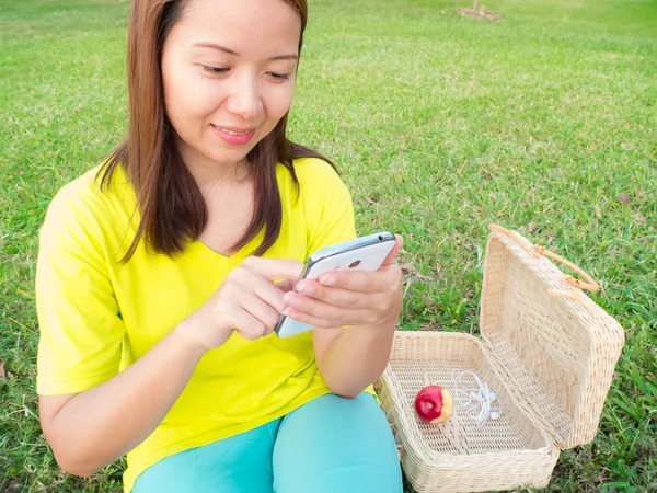 Woman play smartphone — Stock Photo, Image
