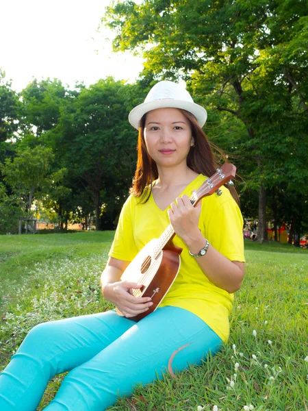 kadın oyun ukulele
