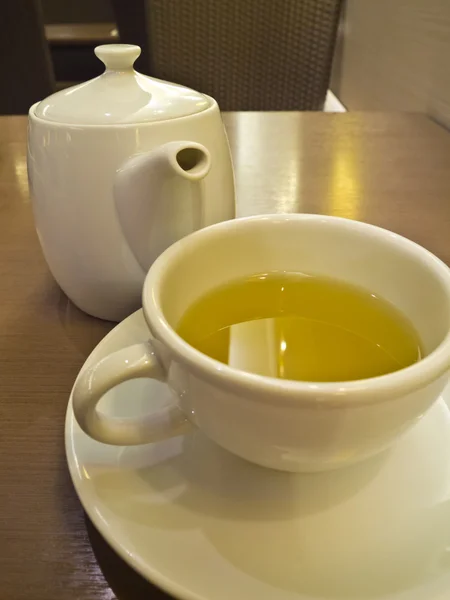 Yeşil çay beyaz Kupası ve çaydanlık — Stok fotoğraf