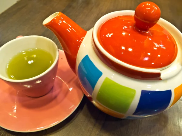 Grüner Tee in bunter Tasse und Teekanne — Stockfoto