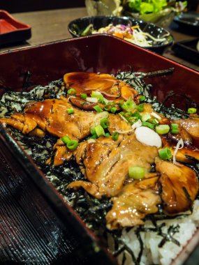 Kurobuta siyah domuz soslu pirinç üzerinde