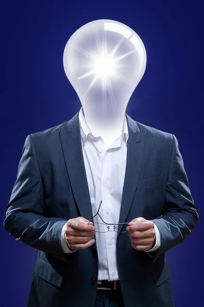 Idee man met gloeilamp hoofd op blauwe achtergrond — Stockfoto