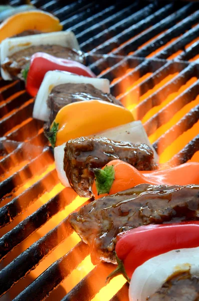 Bife grelhado com chama e legumes — Fotografia de Stock