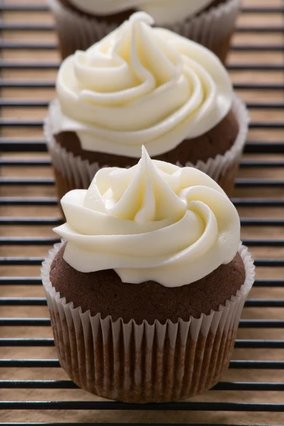 Cupcake gourmet al cioccolato con glassa di crema di formaggio — Foto Stock