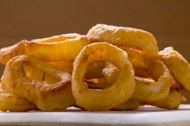 Açık çift güverte hamburger ve gözleri kocaman adam