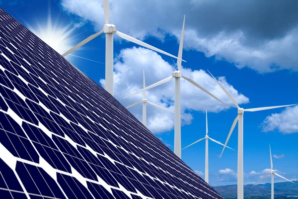 Ветряная электростанция, солнечные батареи, голубое небо и облака — стоковое фото