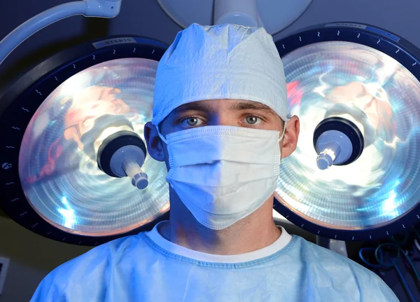 Un joven cirujano en la sala de operaciones de un hospital —  Fotos de Stock