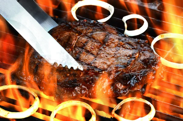 Bife na grelha flamejante — Fotografia de Stock