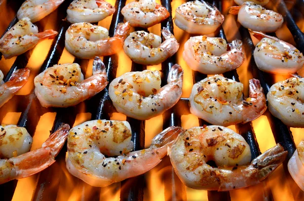Shrimp Grilling Over An Open Flame — Stock Photo, Image