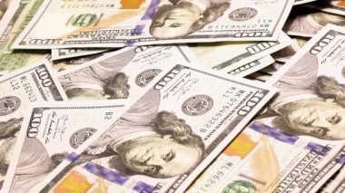 Amerikan dolarlarının birbiri ardına masaya düşüşünü yakından çek. Finans, zenginlik, gelir, nakit akışı ve tasarrufla ilgili konular için uygundur.