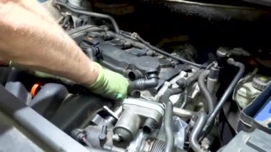 Araba tamircisi motoru tamir eder ve bu süreçte kusurlu parçaların altını çizer. Eğitim, mekanik ve otomotiv endüstrisi içeriği için harika.