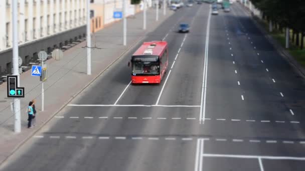 Flytta bilar på gatan — Stockvideo