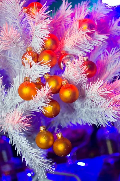 Weihnachtsbaum mit Weihnachtsspielzeug, Kugeln, Girlanden Stockfoto