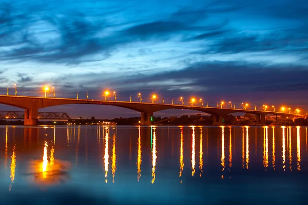 Nacht brug over de rivier de Wolga in Jaroslavl. — Stockfoto