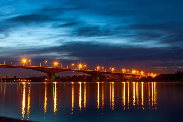 Night bridge over the Volga river in Yaroslavl. — Stock Photo, Image