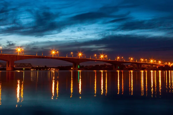 Puente nocturno sobre el río Volga en Yaroslavl . —  Fotos de Stock