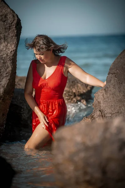 Girl Red Wet Dress Wets Her Feet Sea Rocks — Stock Photo, Image