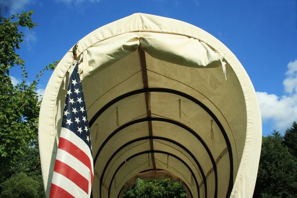 Wagon couvert avec drapeau — Photo