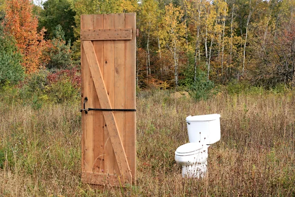 Toaleta v poli — Stock fotografie