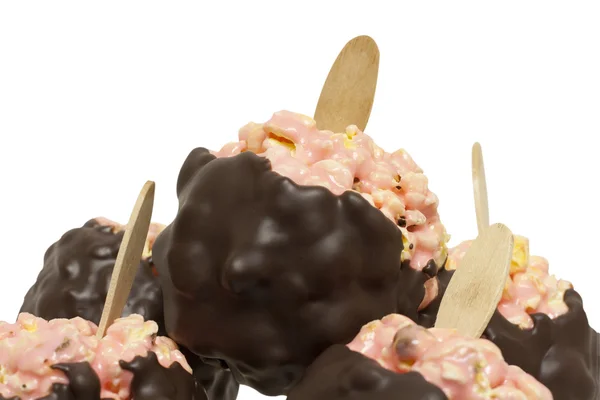 Çikolata kaplı marshmallow & jello patlamış mısır toplar — Stok fotoğraf