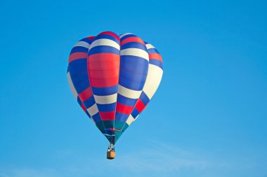 kırmızı, beyaz & mavi sıcak hava balonu