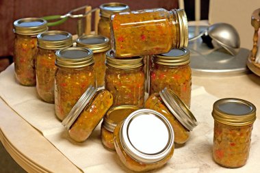 ev yapımı konserve yeşil domates salsa