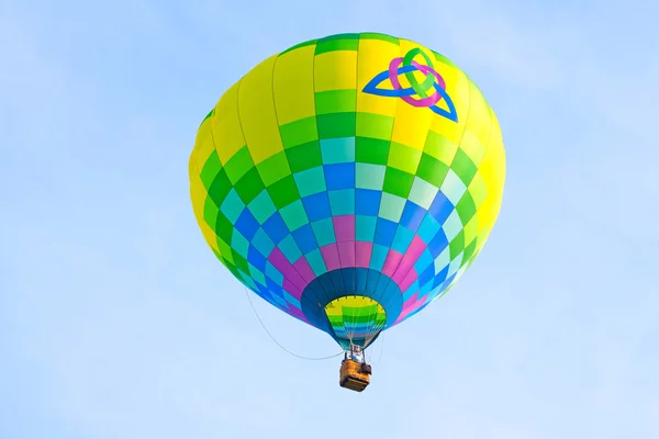 Luftballong med hjärta inuti trinity symbol — Stockfoto