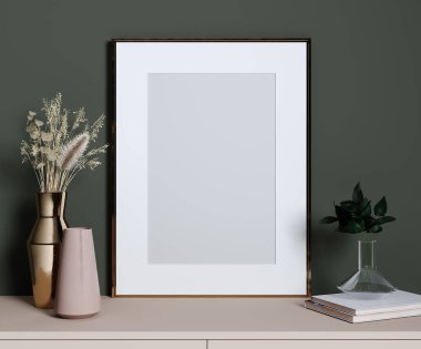 Model, yeşil duvar, pembe raf ve bitkiler için altın çerçeveli şık dekoratif set. 