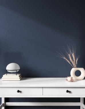 Lamba ve dekorasyonla iç duvar modeli, boş mavi arka planda, üzerinde boş yer olan masanın üzerinde duruyor. 3B görüntüleme