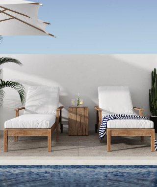 Modern tarz yüzme havuzu terası. Fotokopi alanı için boş duvar, bahçe sandalyeleri ve ahşap zemin, yüzme havuzunda mavi fayans ve doğa ile çevrili boş beyaz duvar.