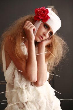 yatakta onun hair.sensua ile oturma odasında beyaz bir kız portresi