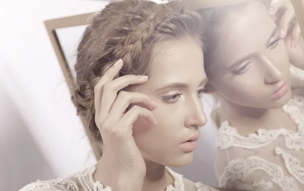 yatakta onun hair.sensua ile oturma odasında beyaz bir kız portresi