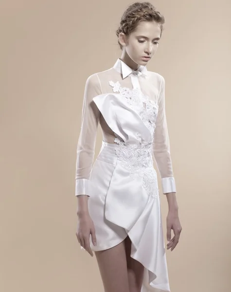 Odada beyaz bir kız portresi