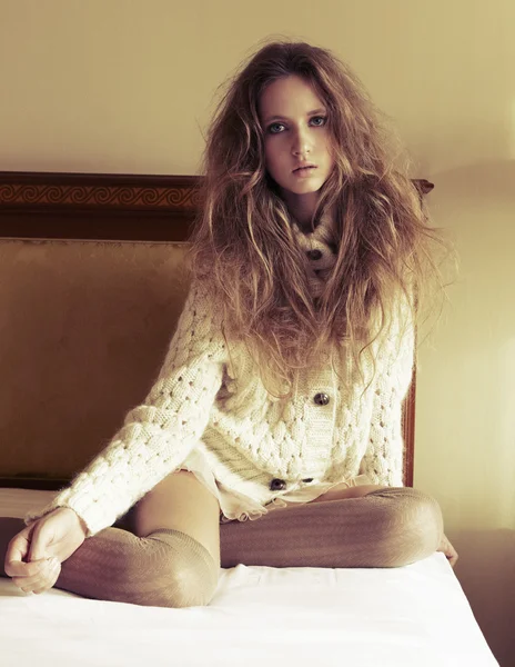 yatakta onun hair.sensua ile oturma odasında beyaz bir kız portresi