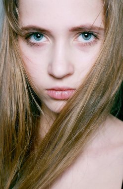 Kendine güvenen kadın mavi bir arka plan