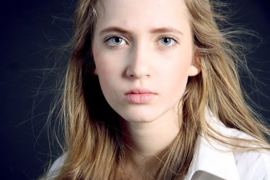 Kendine güvenen kadın mavi bir arka plan