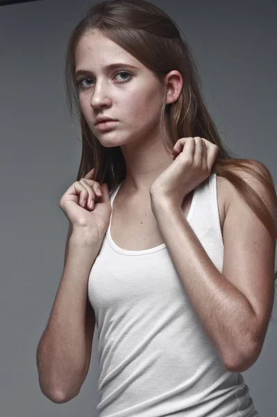 Kendine güvenen kadın mavi bir arka plan