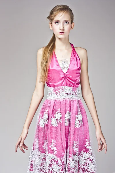 Kendine güvenen kadın mavi bir arka plan