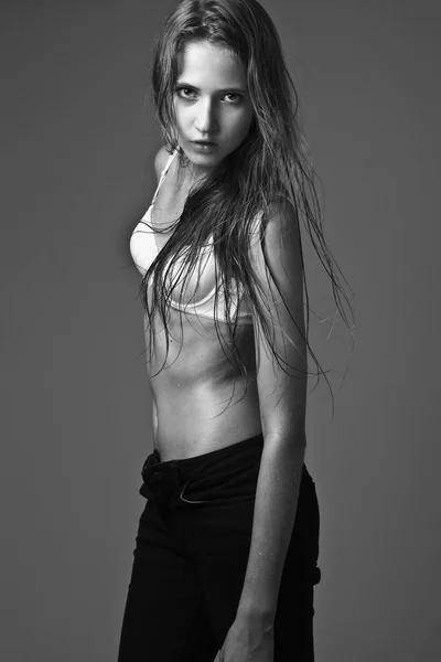 Kendine güvenen kadın mavi bir arka plan