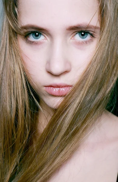 Kendine güvenen kadın mavi bir arka plan