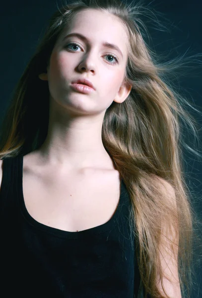 Kendine güvenen kadın mavi bir arka plan