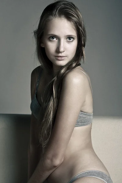 Kendine güvenen kadın mavi bir arka plan