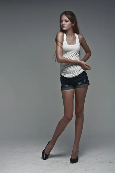 Kendine güvenen kadın mavi bir arka plan